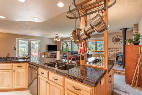 1946 Manchester Dr, Redding, CA 96002 photo 7