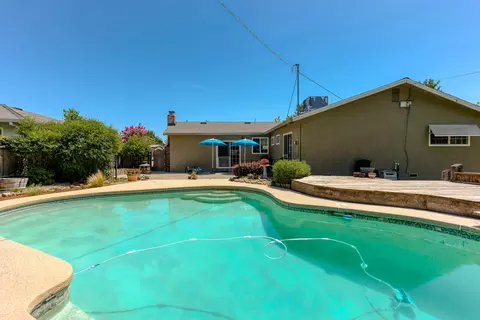 6704 Ferndale Dr, Redding, CA 96001 photo 2