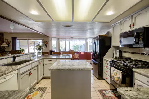 574 Collyer Dr, Redding, CA 96003 photo 2