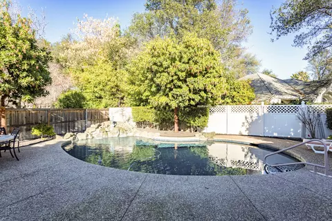 2710 Casabella Dr, Redding, CA 96002 photo 2