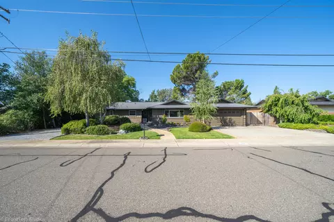 3225 Panorama Dr, Redding, CA 96003 photo 2
