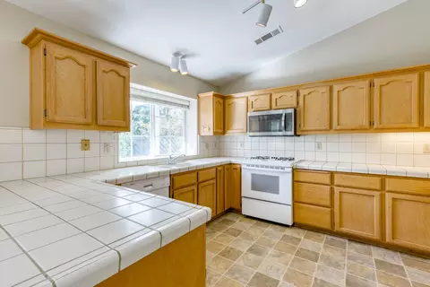 2211 Wicklow St, Redding, CA 96001 photo 9