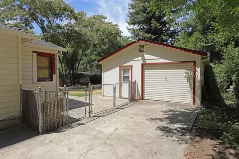 704 Loma St, Redding, CA 96003 photo 8