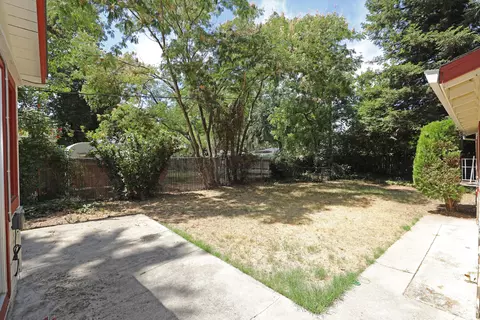 704 Loma St, Redding, CA 96003 photo 11