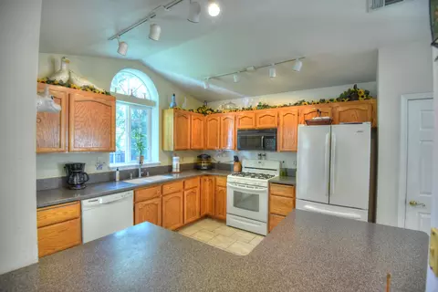570 Martinique Cir, Redding, CA 96003 photo 10