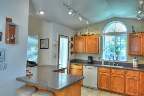 570 Martinique Cir, Redding, CA 96003 photo 11