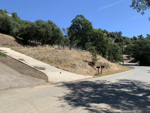14872 Lamoine Dr, Redding, CA 96003 photo 2