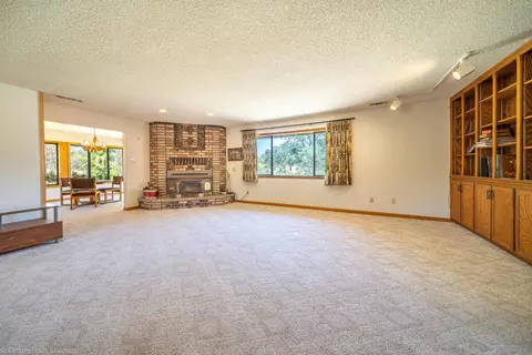 15860 Macleod Dr, Redding, CA 96001 photo 2