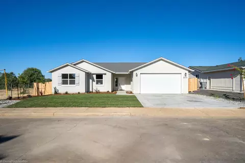 2015 Juarez Ln, Redding, CA 96003 photo 1