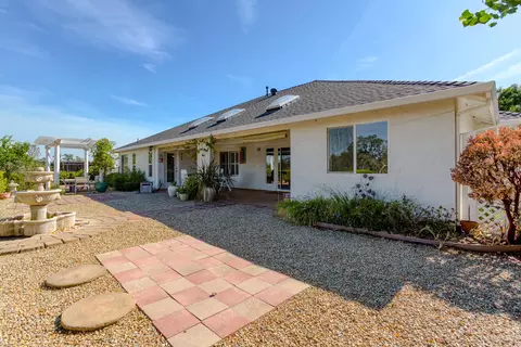 4437 Autumn Mist Ln, Redding, CA 96001 photo 2