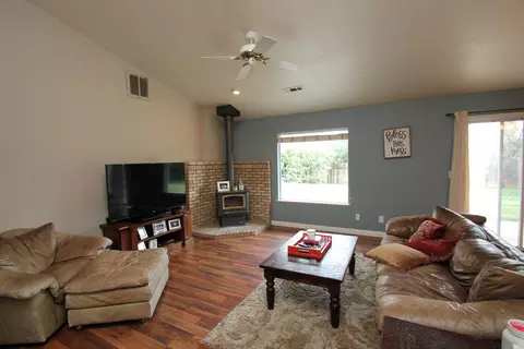 3889 Cirrus St, Redding, CA 96002 photo 2