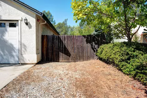 1901 Dellwood Dr, Redding, CA 96003 photo 3