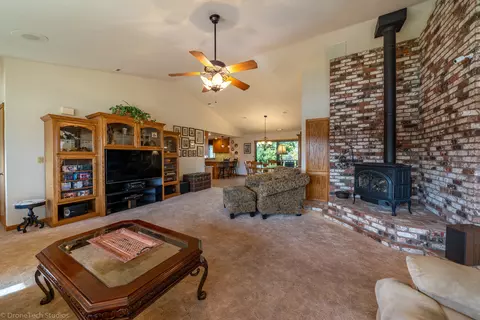 656 Collyer Dr, Redding, CA 96003 photo 3