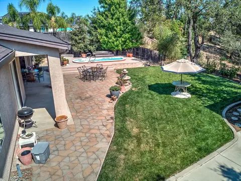 581 Bellagio, Redding, CA 96003 photo 6