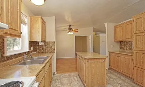 10461 Old Oak Ln, Redding, CA 96003 photo 4