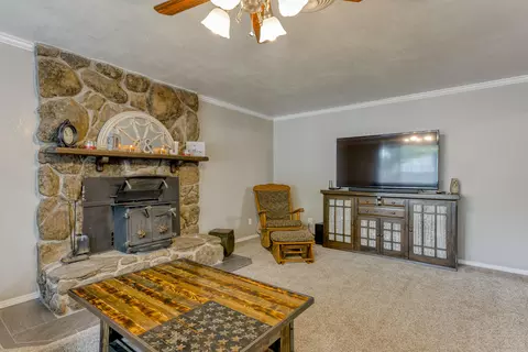 1098 Lorraine Dr, Redding, CA 96002 photo 2