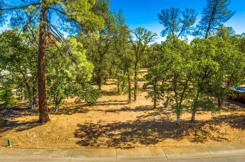 3395 Wimbledon Dr, Redding, CA 96002 photo 3