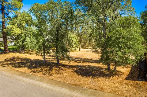 3395 Wimbledon Dr, Redding, CA 96002 photo 2