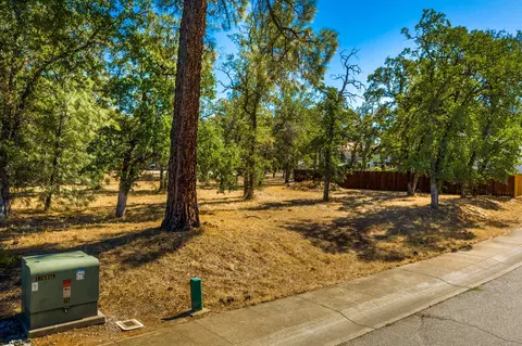 3395 Wimbledon Dr, Redding, CA 96002 photo 5