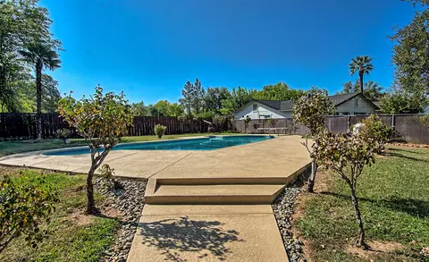 1315 Mistletoe Ln, Redding, CA 96002 photo 4