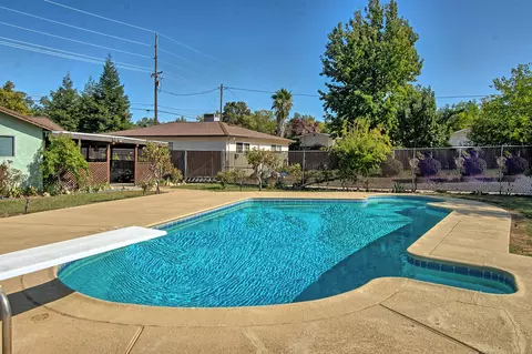 1315 Mistletoe Ln, Redding, CA 96002 photo 2