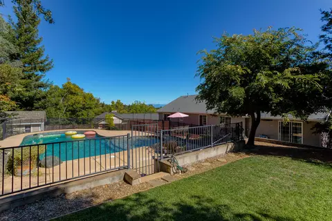 4550 Moyvane Dr, Redding, CA 96001 photo 2