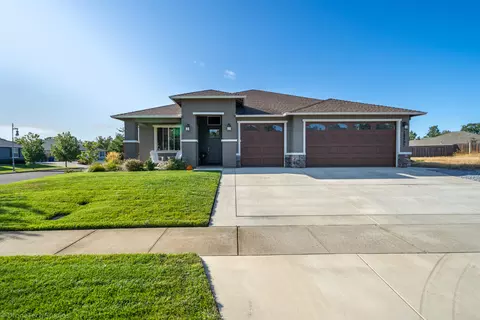 19497 Carnegie Dr, Redding, CA 96003 photo 2