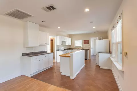 1352 Magnolia Ave, Redding, CA 96001 photo 3