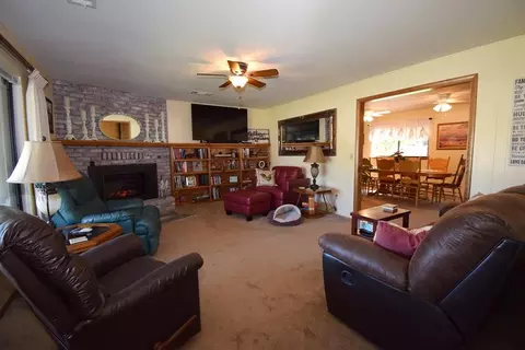 1556 Robinson Dr, Red Bluff, CA 96080 photo 2
