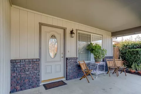 6892 Hemlock St, Redding, CA 96001 photo 2