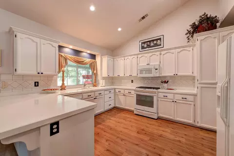 2572 Castlewood Dr, Redding, CA 96002 photo 9