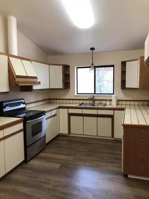 3755 Rushmore Dr, Redding, CA 96001 photo 5