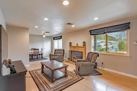 2331 Belladonna St, Redding, CA 96002 photo 3