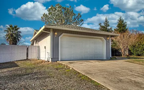 150 Danbury Dr, Redding, CA 96003 photo 2