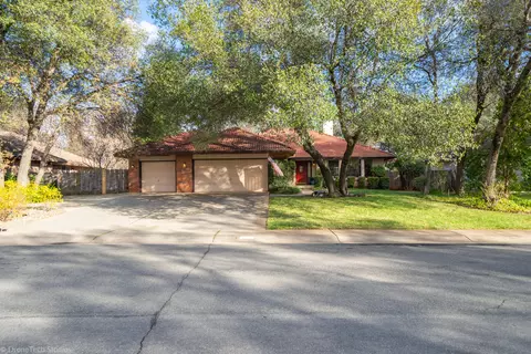 4127 Saratoga Dr, Redding, CA 96002 photo 2