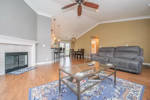 647 Chancellor Blvd, Redding, CA 96003 photo 2