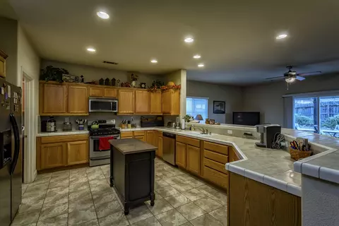 990 Domain Way, Redding, CA 96003 photo 2