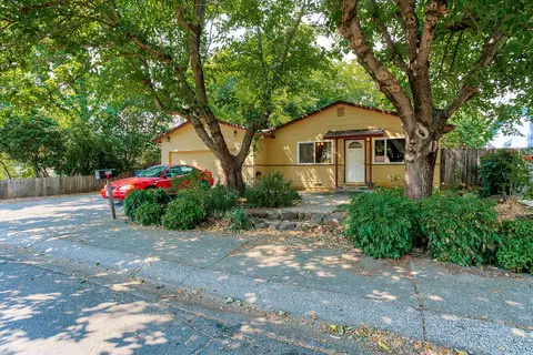 2054 Jupiter Ter, Redding, CA 96002 photo 1