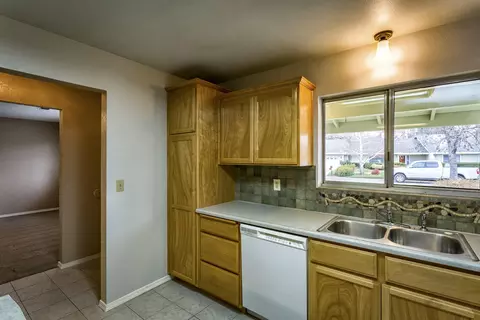 7295 Amigo Way, Redding, CA 96002 photo 4