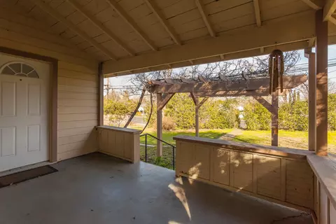 954 West St, Redding, CA 96001 photo 4
