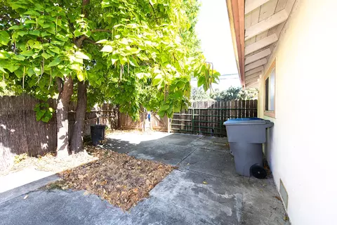 2565 Sacramento Dr, Redding, CA 96001 photo 4