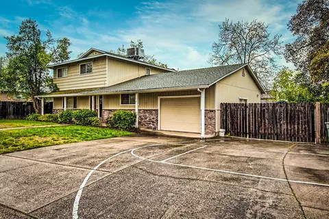 681 Terrace Dr, Redding, CA 96002 photo 3