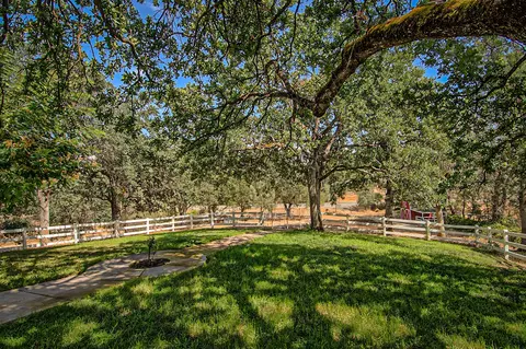 15726 Mountain Shadows Dr, Redding, CA 96001 photo 2