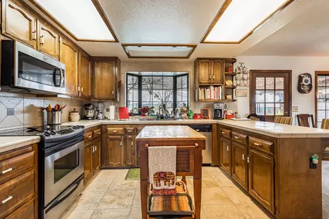488 Woodhill Dr, Redding, CA 96003 photo 9