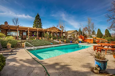 488 Woodhill Dr, Redding, CA 96003 photo 23