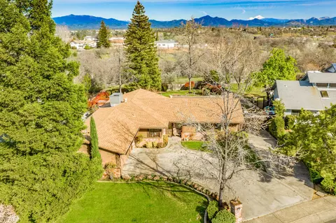 488 Woodhill Dr, Redding, CA 96003 photo 2