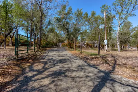 10400 October Ln, Redding, CA 96003 photo 4