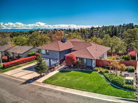 573 Royal Oaks Dr, Redding, CA 96001 photo 3