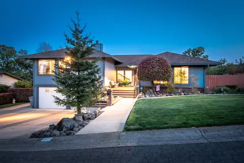 573 Royal Oaks Dr, Redding, CA 96001 photo 1