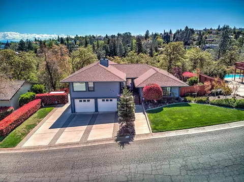 573 Royal Oaks Dr, Redding, CA 96001 photo 2